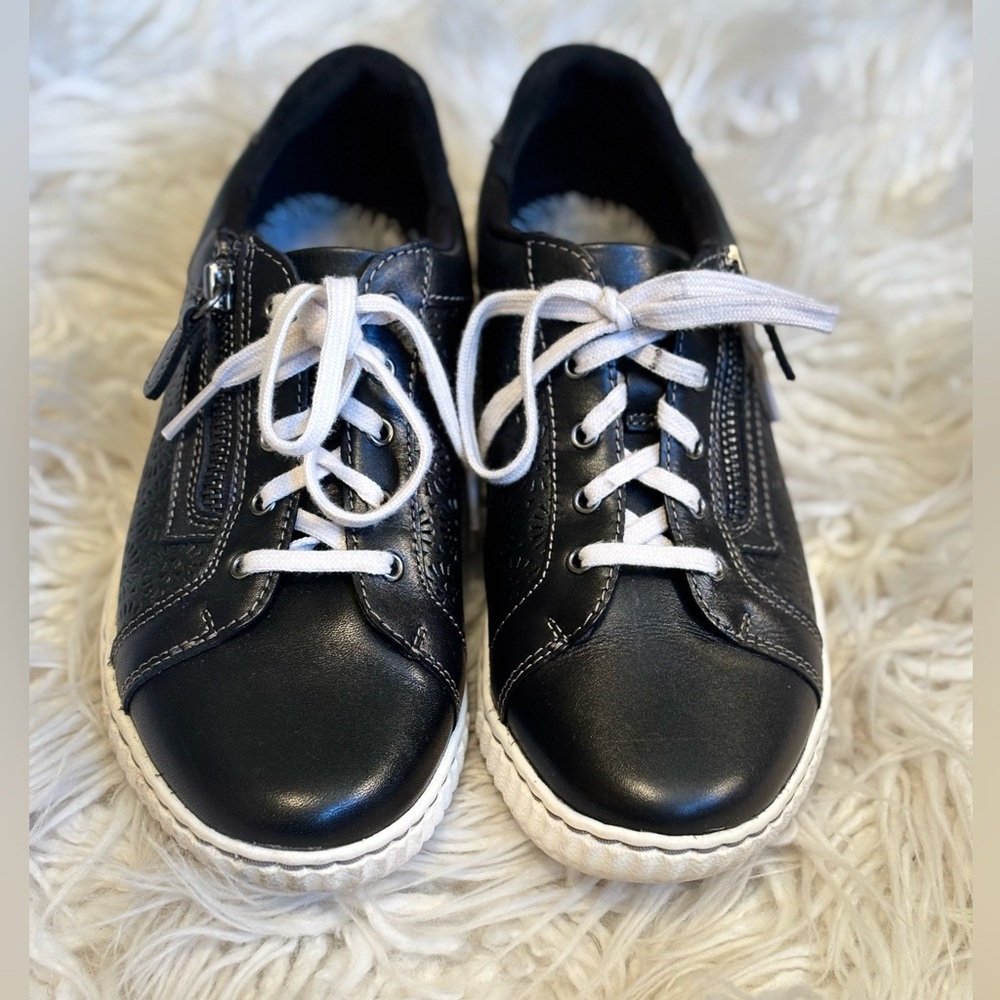 Clark’s Embossed Leather Caroline Rio Black Sneakers Size 6.5